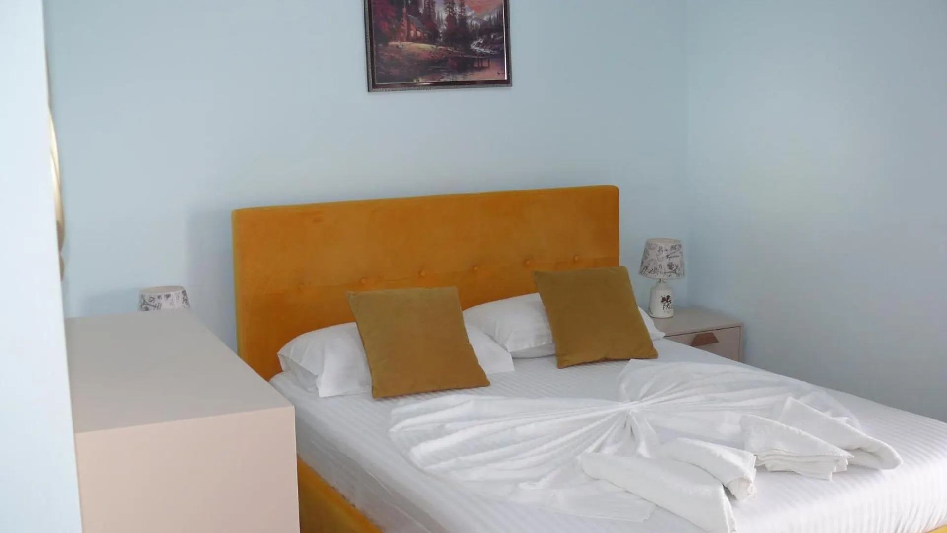 Hotel Erviliano Borsh 0*,