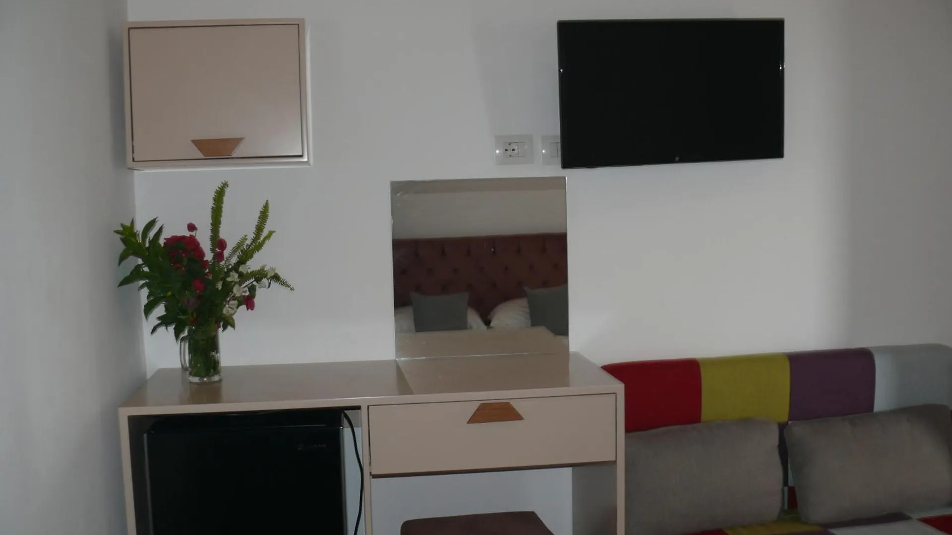 Hotel Erviliano Borsh 0*,