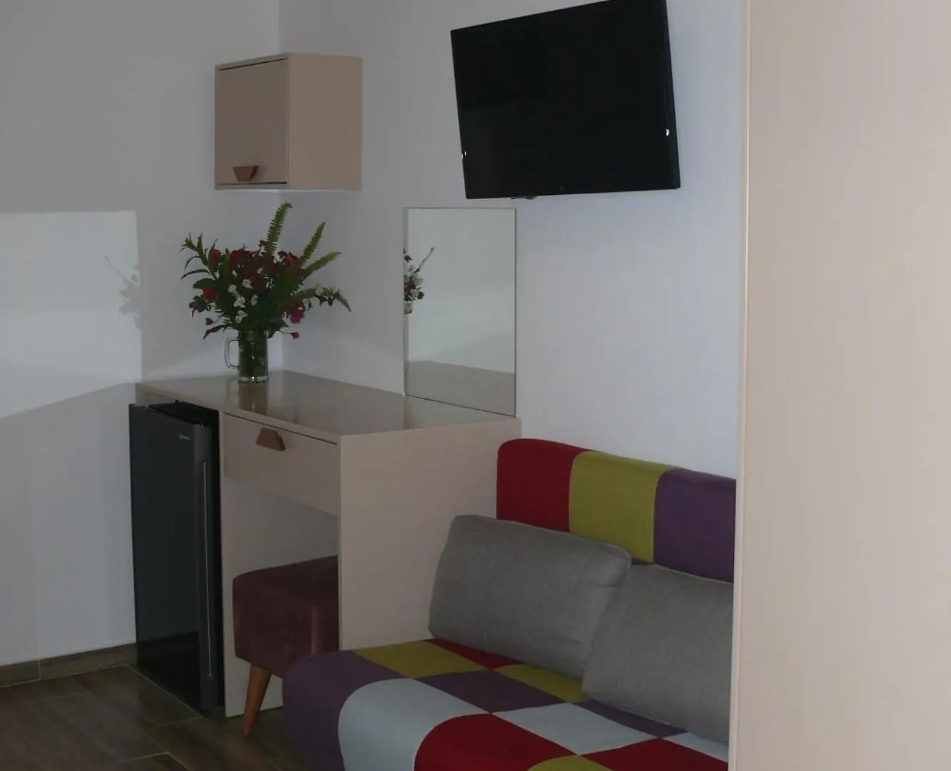 Hotel Erviliano Borsh 0*,